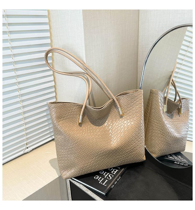 

2025 плетеный узор весна новая мода ретро кэжуал текстура большая вместимость на плечо кроссбоди тоут женская сумка хаки