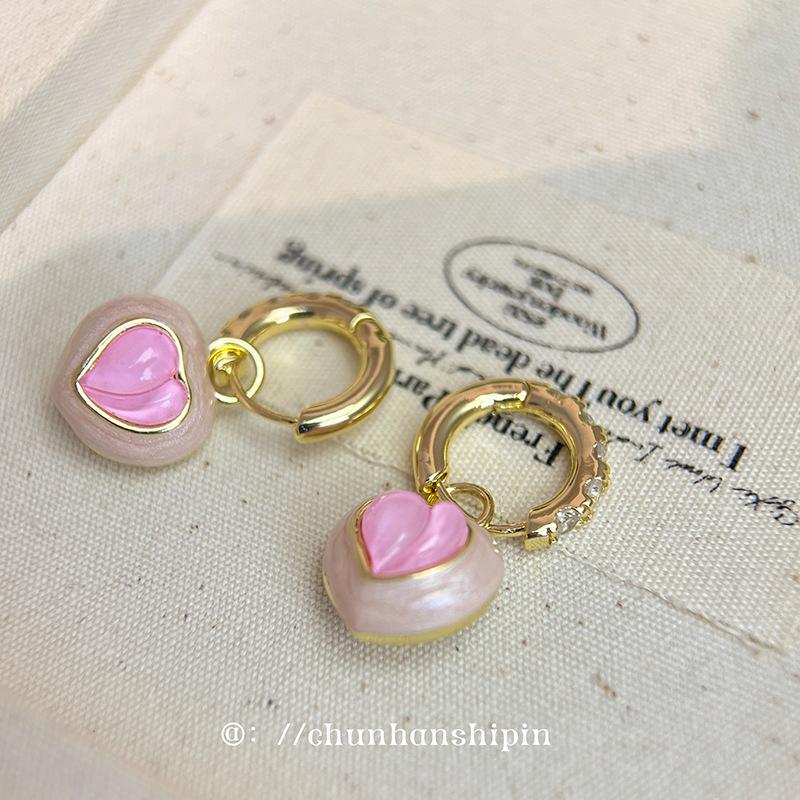 Pink peach love earrings are fresh and sweet, celebrity style ear buckles, niche fashion commuter earrings.
