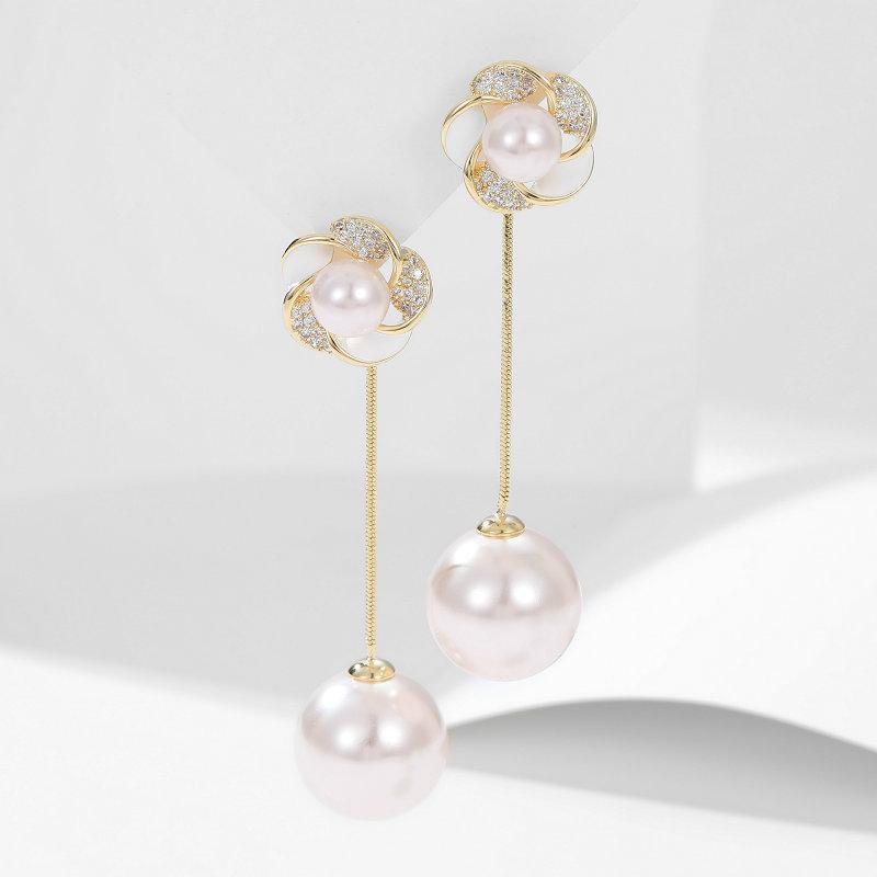 New Elegant and Elegant Women's Light Luxury Earrings with Tidal Zircon Inlaid Flowers One Pair of Simulated Pearl Earrings