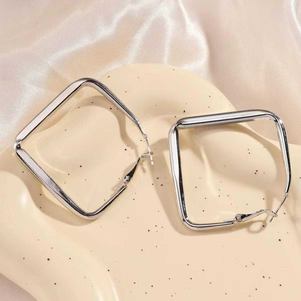 

Square Exaggerated Earrings For Women, With A High-End Feel, Simple Large Earrings, Versatile Temperament, And Earring Accessories серебряный