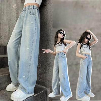 I jeans leggeri per ragazze sono semplici e alla moda. Le ragazze amano i pantaloni a gamba larga ricamati.