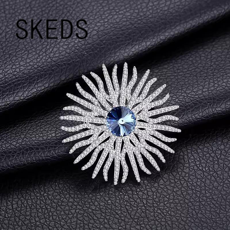 

SKEDS Fashion Classic Luxury Full Crystal Flower Badges Pin For Women Men Exquisite Rhinestone Shining Boutique Party Brooch синий