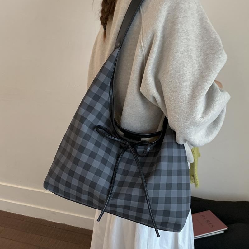 Niche Plaid Retro Tote Bag Women's 2025 New Versatile Temperament Underarm Bag Commuter Fashion Shoulder Bag