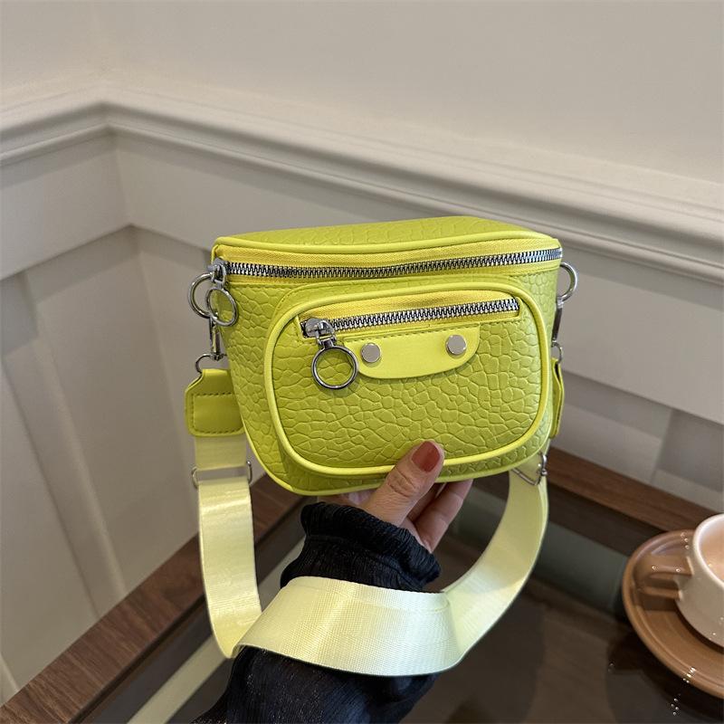 

Осень и зима высококлассная маленькая сумка женская 2025 новая белая кроссбоди сумка-седло с заклепками модная широкая плечевой ремень поясная сумка