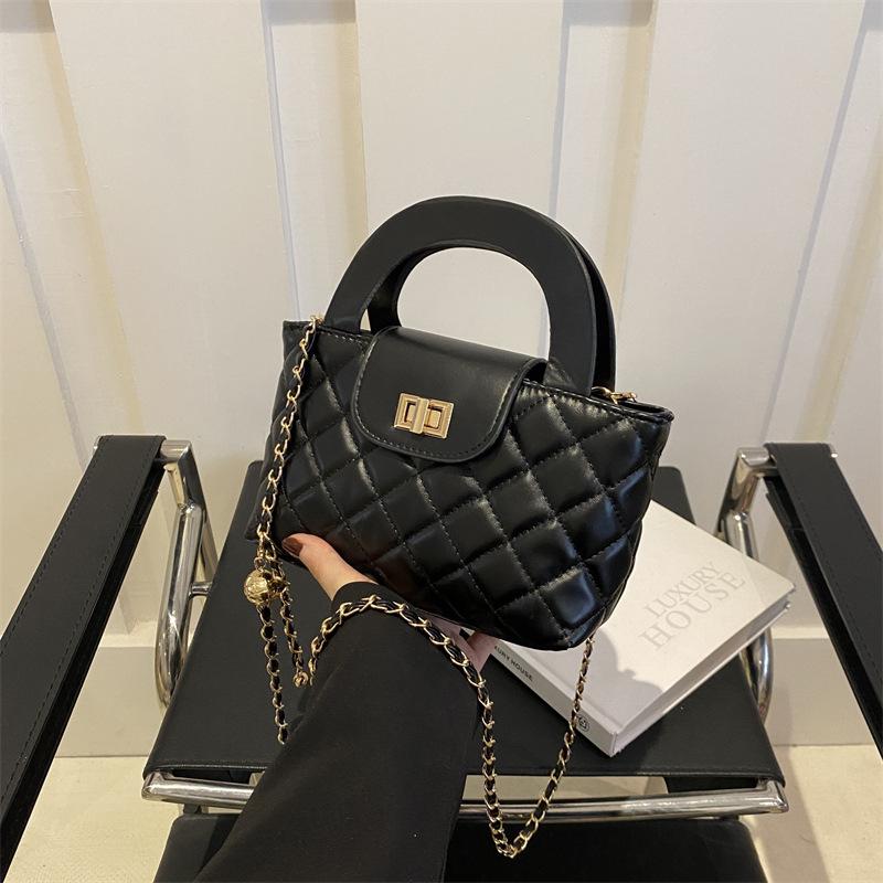 

Сумка-цепочка Xiaoxiangfeng с ромбовидным узором, высококачественная сумка для мобильного телефона, женская сумка-мессенджер небольшого размера, новая сумка из тофу, весна-лето 2024 г. чёрный