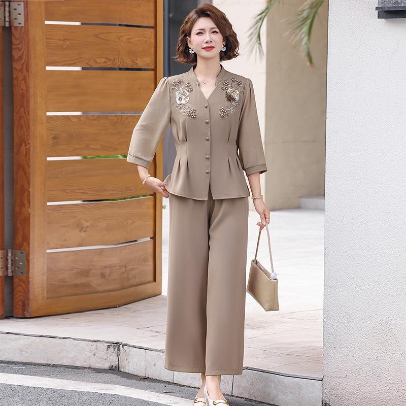 Chic Summer Two-Piece Suit for Stylish Moms: Lightweight, Slimming Top & Pants for Middle-Aged and Elderly Women 2026 Collection.