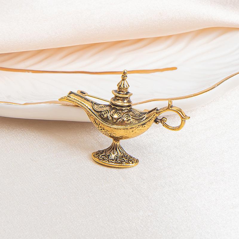 Retro Aladdin Lamp Brooch: Exotic Alloy Corsage Pin in European & American Style