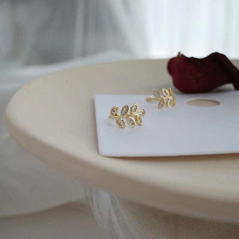 Southeast Asia Leaf Ear Cuff - No Piercing Adjustable Fairy Forest Style Earring золотой