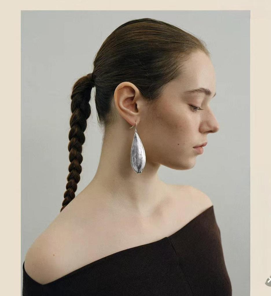 Customized Elegant Double-Sided Leaf Pendant Necklace - Versatile Textured Sweater Chain