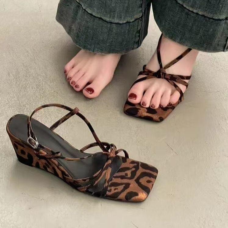 Casual versatile thick-heeled trendy high-heeled shoes, new summer 2025 vacation style, leopard print fashion and comfortable sandals