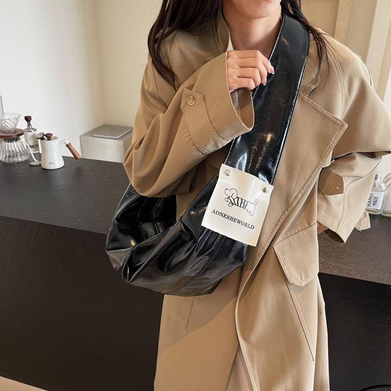 

2025 autumn and winter new croissant women s high-end glossy shoulder bag large-capacity retro commuter messenger dumpling bag 56*10*19 чёрный