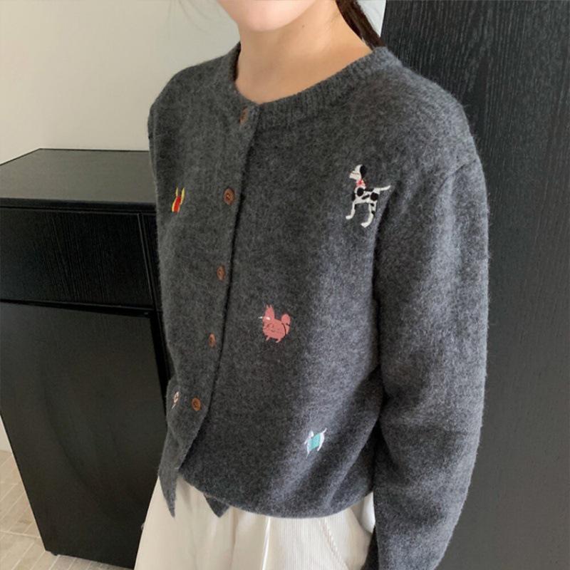 

Кардиган вязаный с синей вышивкой в корейском стиле: Женское осенне-зимнее свободное мягкое пальто One Size [80-125] серый