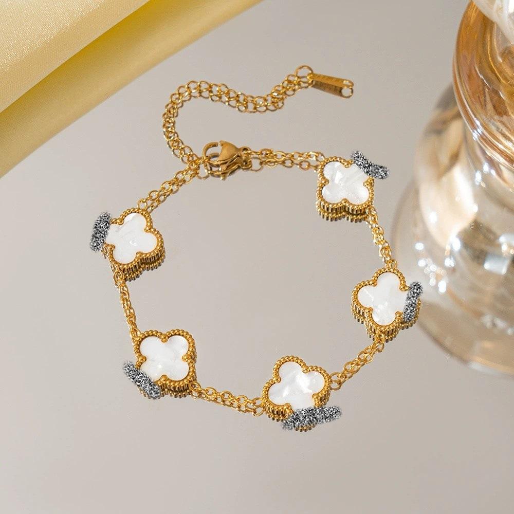 Vierblättriges Kleeblatt Armband Ein leichter Luxus und hochwertiges Damen Schmuck Accessoire Ein modisches Armreif für Damen