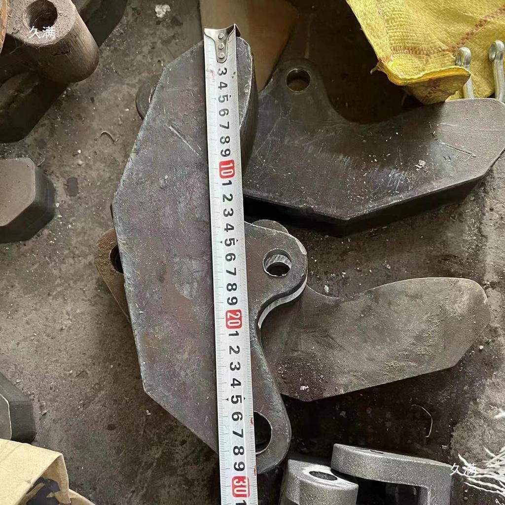 Compatible with Hongchang Tianma dump truck: automatic chain-locking hook, rear door lock hook, and slag dump bucket.