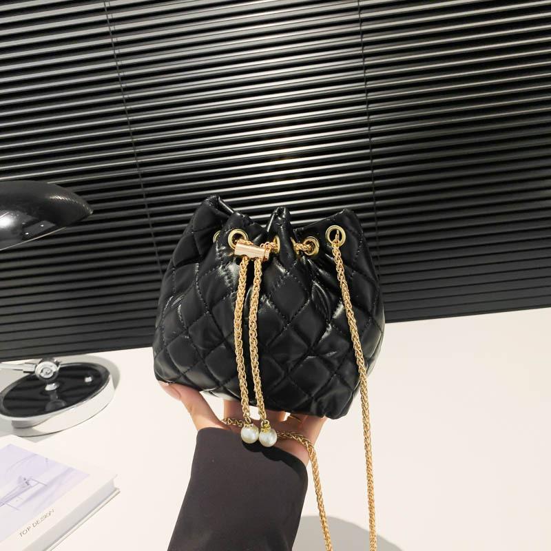 Шикарная Винтажная Одноплечевая Сумка-Ведро в Универсальных Черно-Бело-Розовых Оттенках чёрный