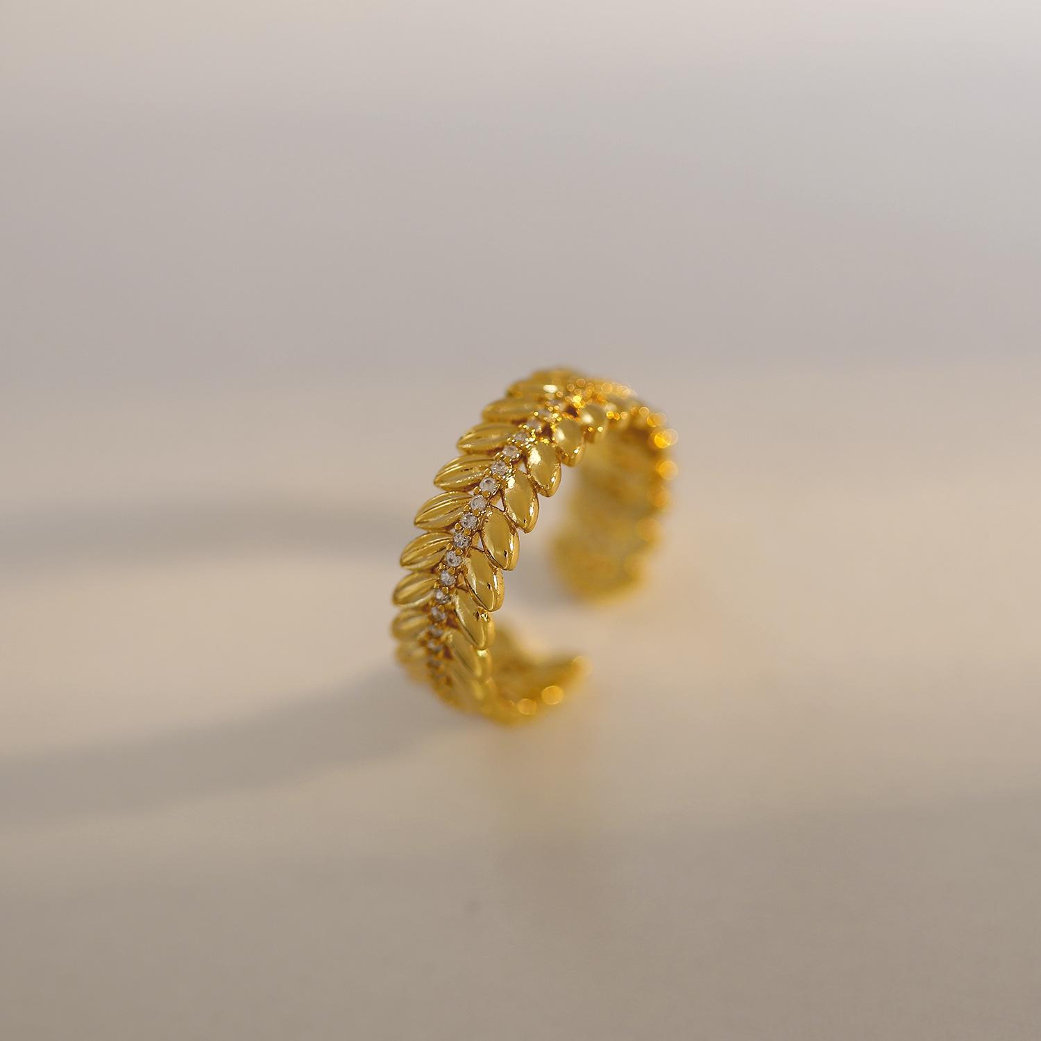 

Открытое кольцо с инкрустацией из циркониевых листьев: Элегантный темпераментный дизайн колосьев пшеницы
