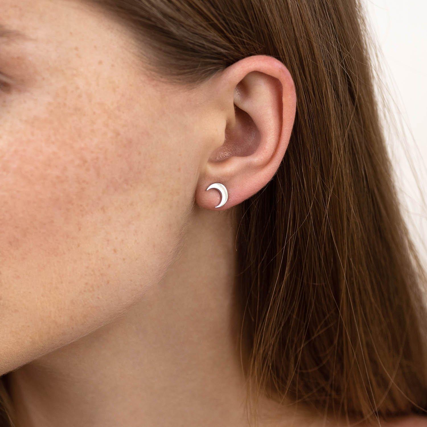 

Срібні сережки-пусети Місяць Oniks 0.9 x 0.7 cm срібний