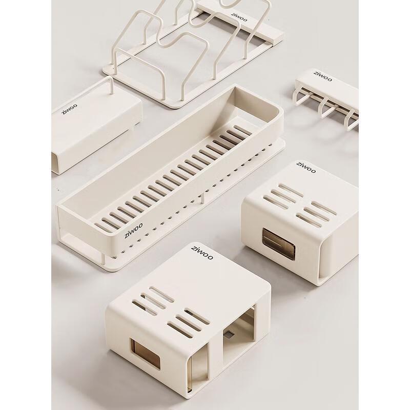 Wandmontiertes Küchenregal mit Haken