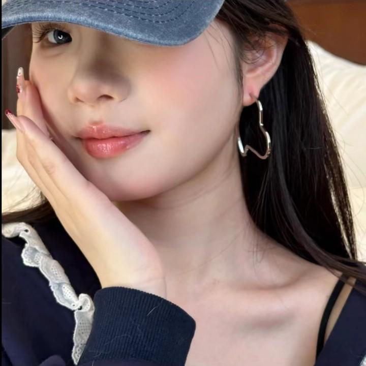 Irregular Silver Love Earrings Are Trendy, Cold Wind Stud Earrings, Ear Buckles, Exaggerated Temperament Earrings.