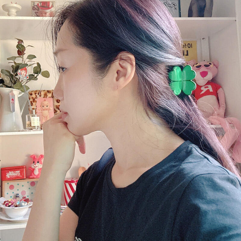 Four-leaf clover half-bundle hair clip