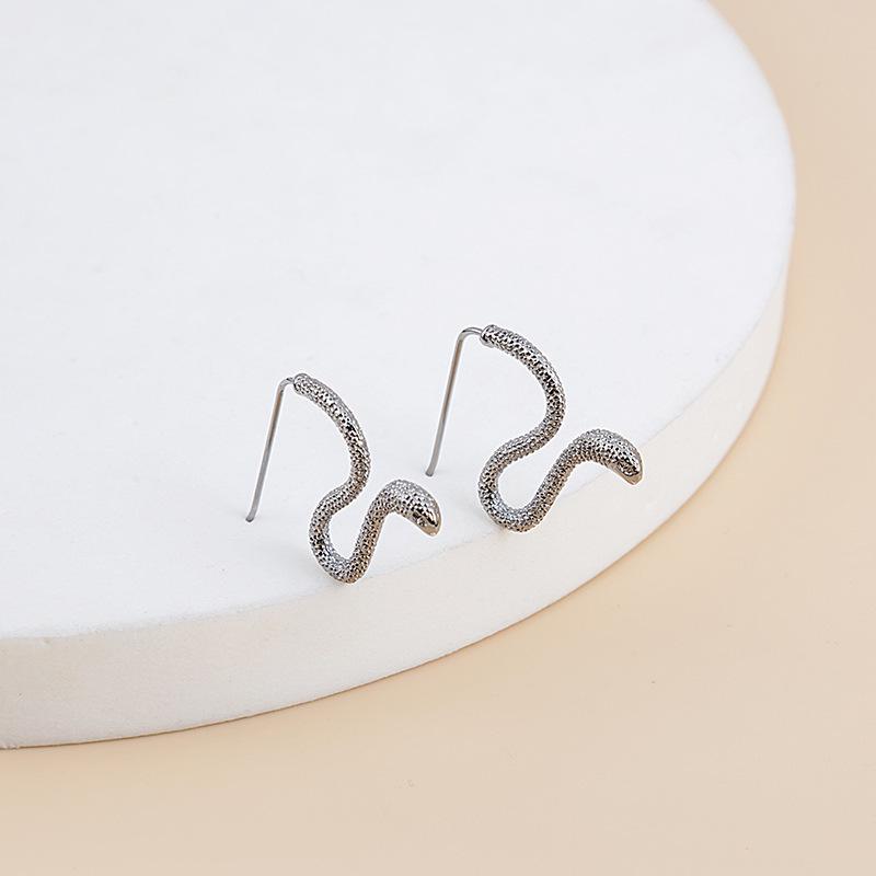 Silver Needle Snake-Shaped Stud Earrings with Micro-Inlaid Full Diamond Ear Cuffs - Retro and Exaggerated Style.