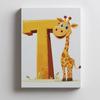 Poster Lächelnde Giraffe mit dem Buchstaben T Poster Lächelnde Giraffe mit dem Buchstaben T, 30X40 cm, Holzrahmen Dunkelbraun, Mattpapier 230 g/m²