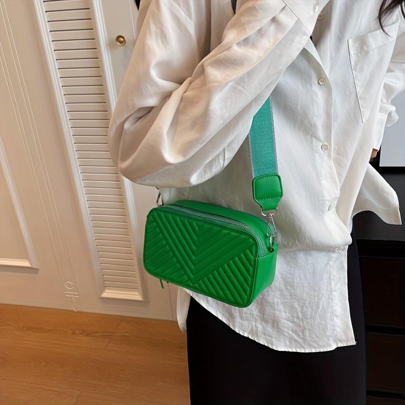 Элегантная однотонная стеганая сумка через плечо с шевронным узором: Стильная квадратная — фото 13