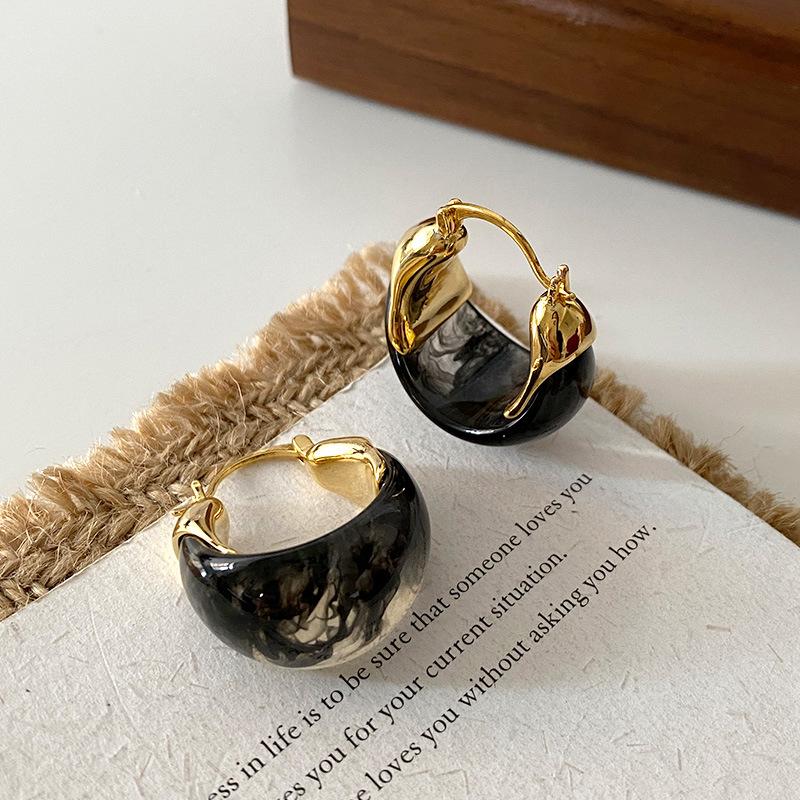 

Майяр размазанная смола U-образная корзина, ушные пряжки, серьги с ретро-темпераментом, осенне-зимние нишевые серьги высокого класса.