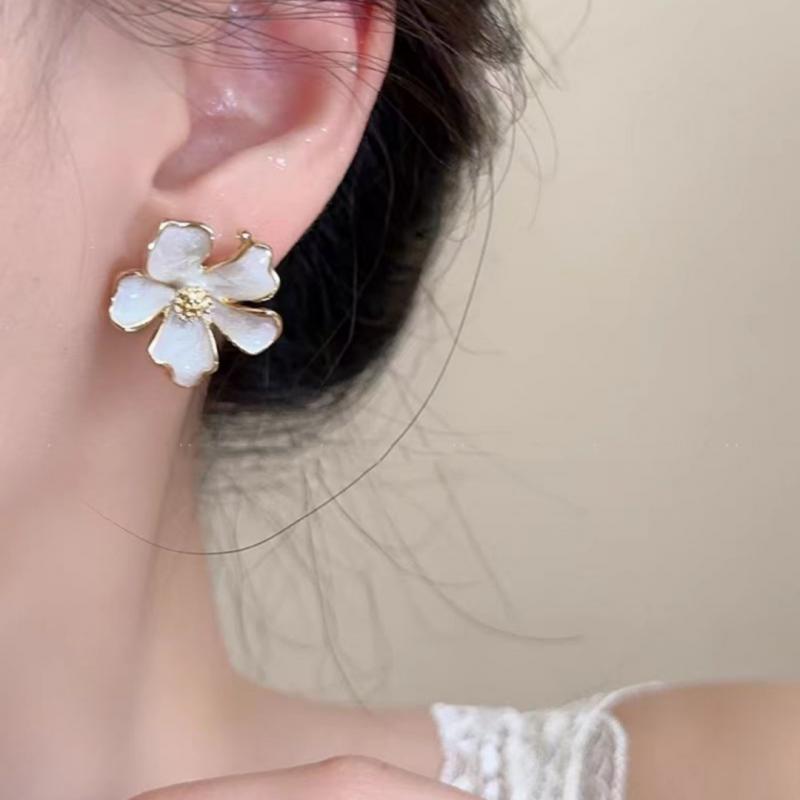 Sweet Flower Stud Earrings for Women Vintage Metal Ear Stud Girls Fashion White Enamel Earring Party Wedding Jewelry