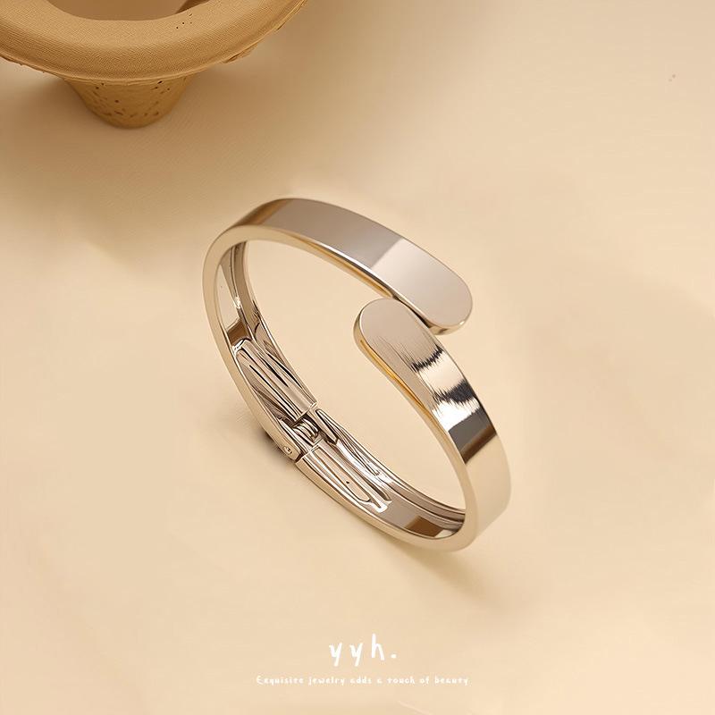 Minimalist Retro Glossy Bracelet: European-American Style, Low-Key Elegance
