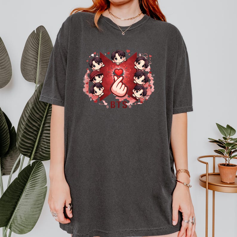 2026 BTS Chibi Cămașă Roșie, Tricou Drăguț Kpop cu Inimă din Degete, Tricou BTS de Valentine's Day, Cadou ARMY, Tricou Kpop Romantic, Stil Vintage