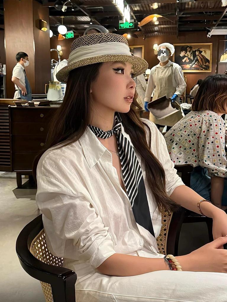 Elegant Black & White Striped Silk Scarf: Retro, Versatile Accessory