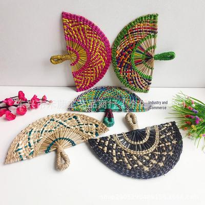 Handgefertigter vietnamesischer gewebter Strohfächer - Buntes dekoratives Wandbehang & Sommerlicher Handfächer aus Palmblatt