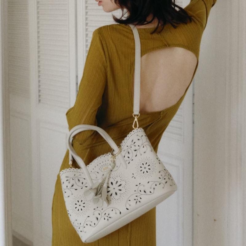Daks Ivory Cowhide FLower Punching Tote Bag L Dcba6e586iv