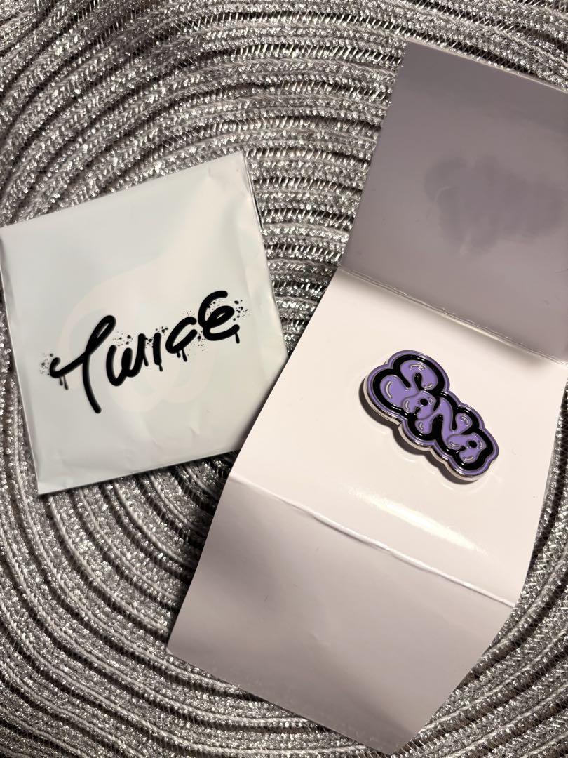

[USED] Twice random pin badge Sana
