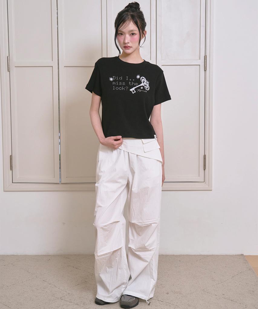 THE GREEN LAB Lettering Symbol Crop Short Sleeve T-Shirt [Black/Key]