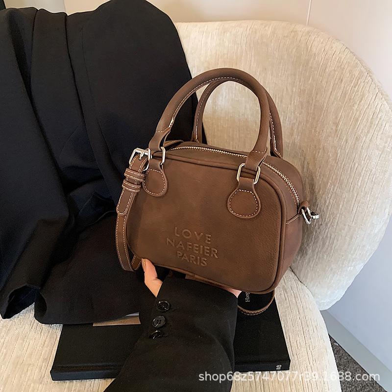 

Niche retro bowling bag women s 2025 spring new shoulder messenger bag premium texture coffee handbag коричневый