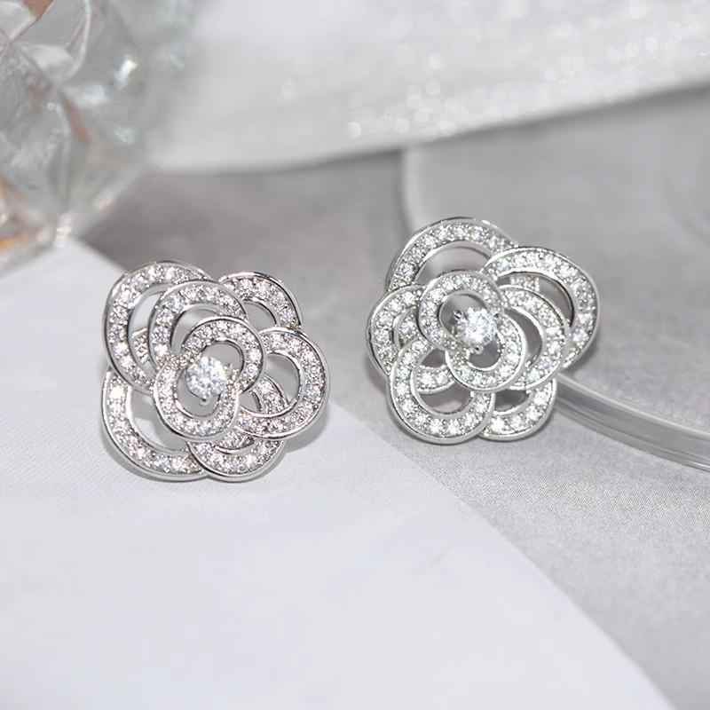 Funkelnde Blumenstecker Silberfarben Luxuriöse Trendige Ohrringe für Frauen Ästhetische Accessoires Hochzeit Damenschmuck