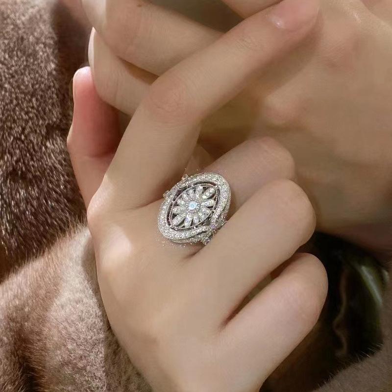 Huitan Aesthetic Hollow Daisy Flower Design Rings for Women Full Sparkling Crystal Cubic Zirconia Romantic Wedding Band