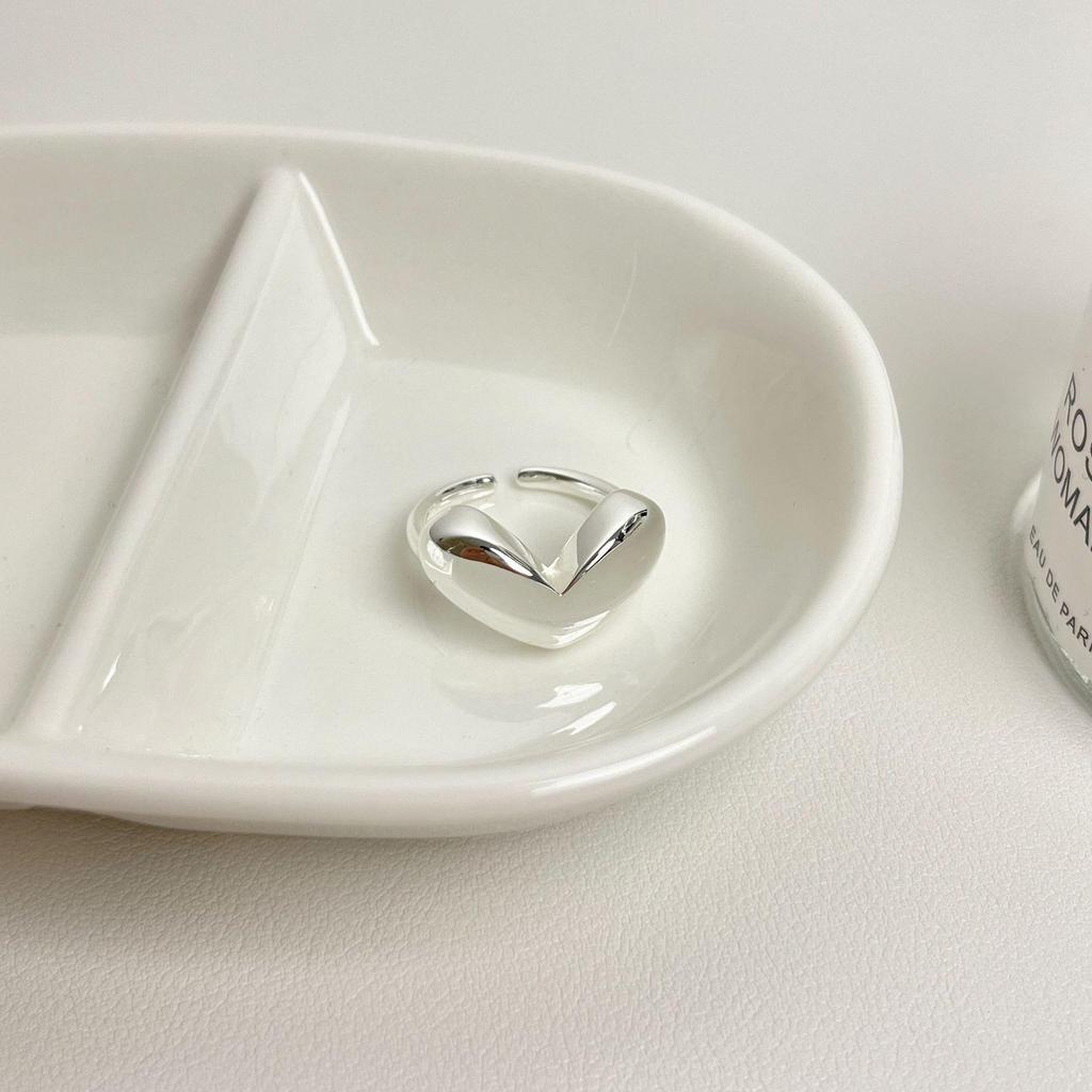 Polished Heart Ring for Women: Versatile Fashion Statement and Trendy Open Finger Design with Unique Niche Style.