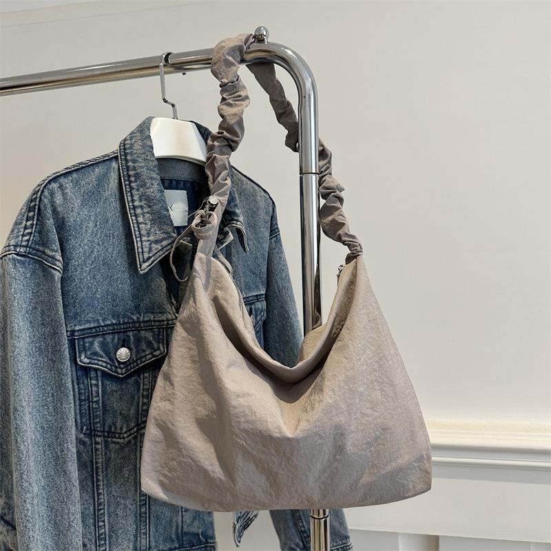 Neue trendige Mode lässige Falten große Kapazität schlicht und schön Herbst Umhängetasche personalisierte Tragetasche