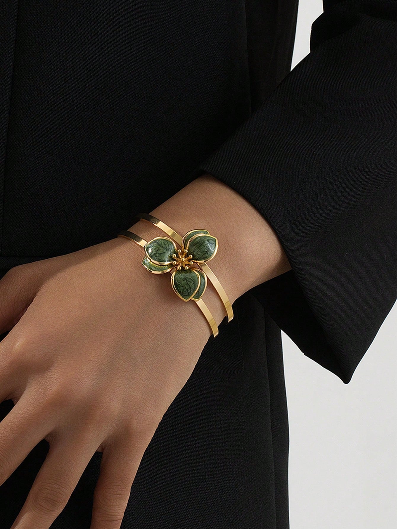 

1 sweet and lovely flower bracelet зелений