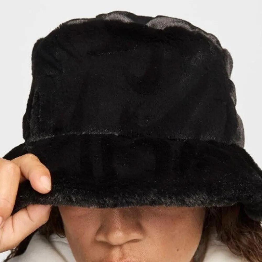 Hat GQT HF7194-010 Faux Fur Bucket Hat 95