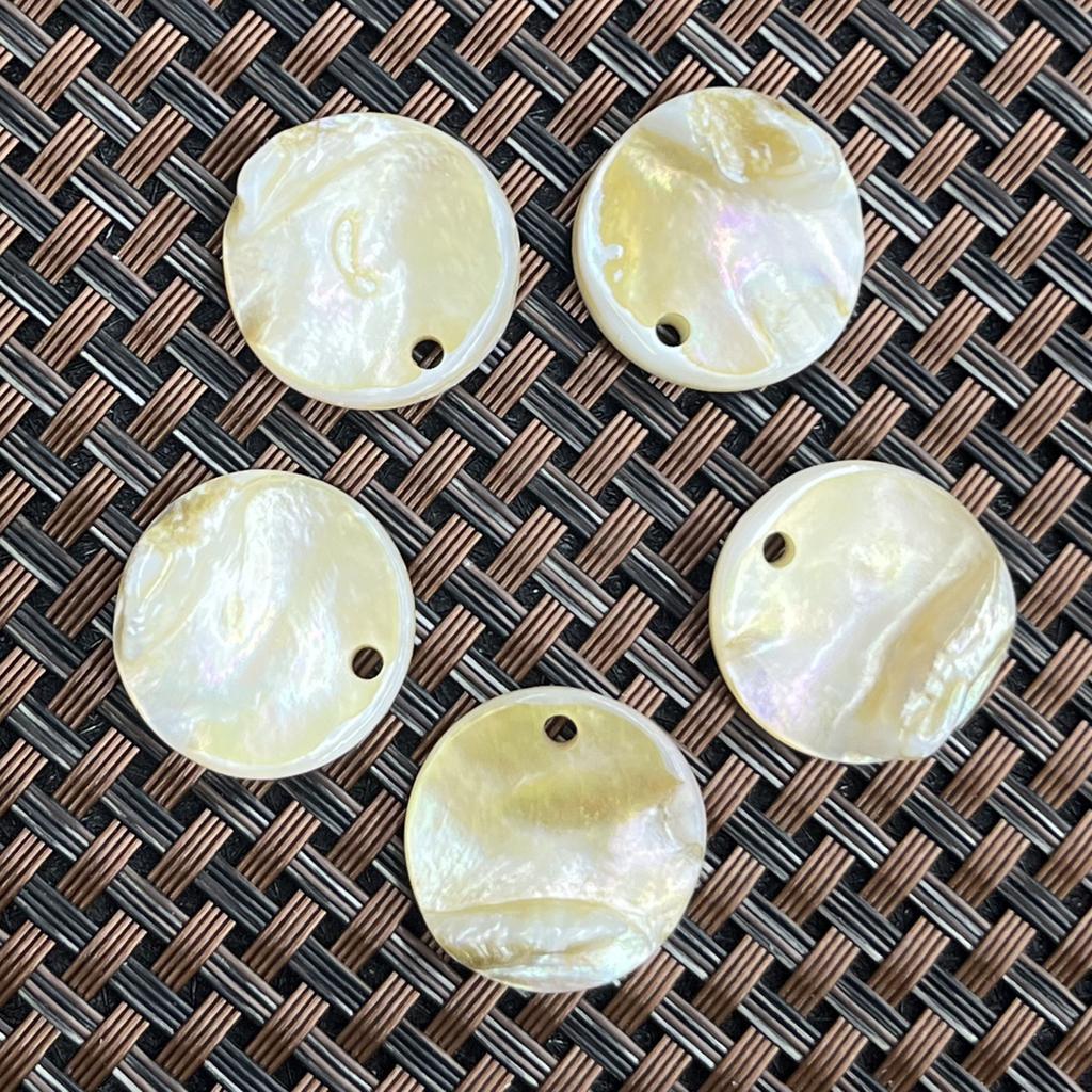 20Pcs, Natural Shell Beads with Holes, Bohemian Handcrafted Round Loose Beads, 2cm, for DIY Necklace Pendants, Jewellery Making, and Festive Crafts