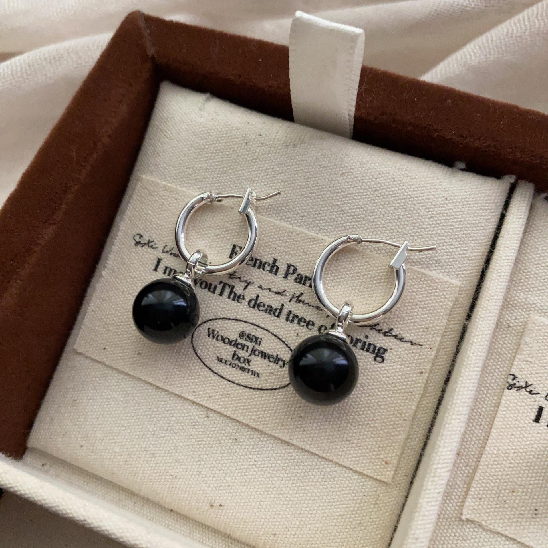 French pearl earrings women s new popular fashionable and unique earrings, high-end light luxury niche earrings