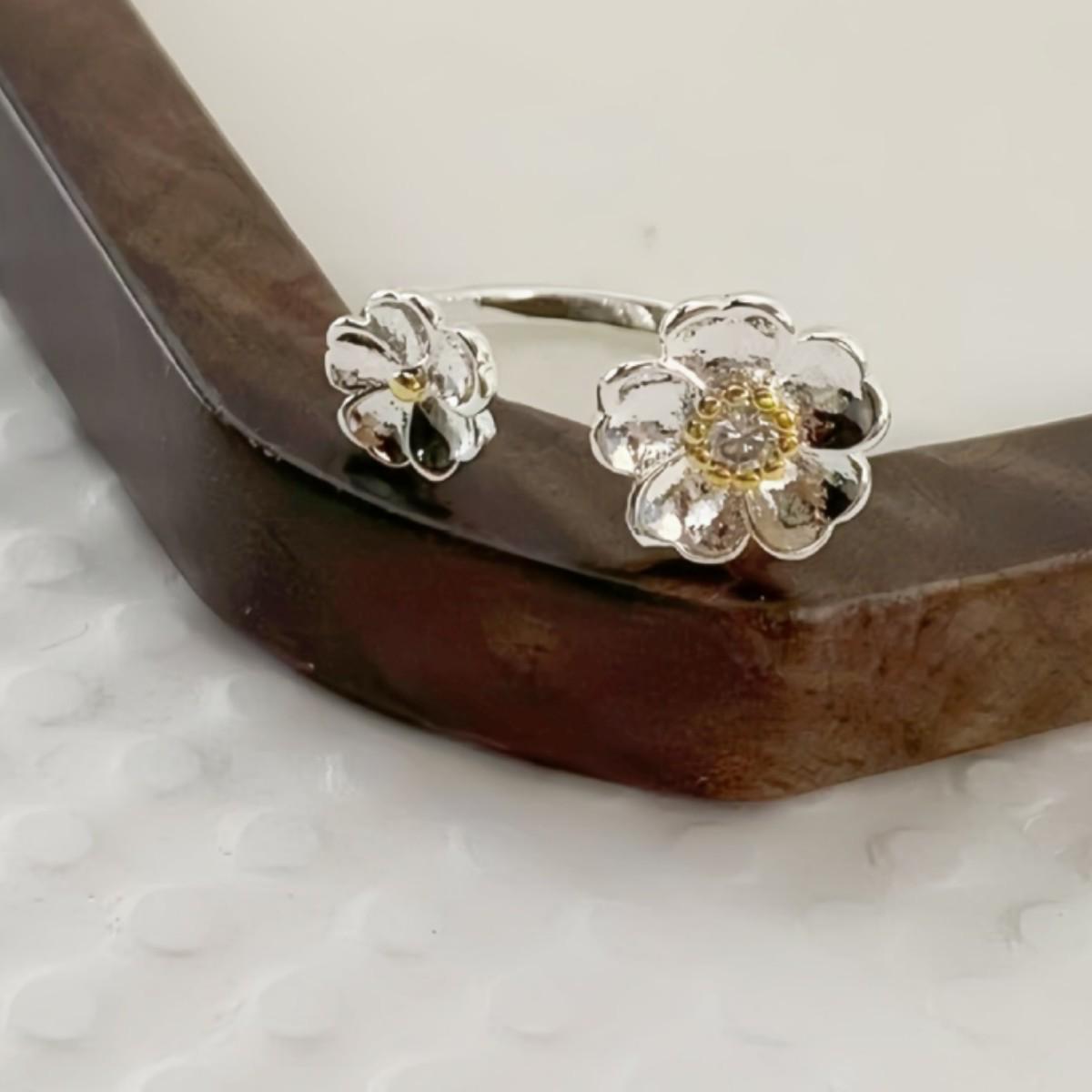 Elegant Adjustable Flower Ring with Zircon Inlay серебряный