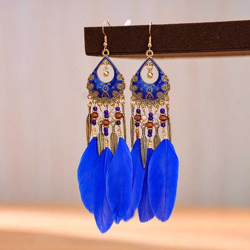 Modische Bohème-Ohrringe mit langen Federn für Damen, Ethnische Vintage-Blattperlen, Ohrringe aus Metall in Goldfarbe, Schmuck für Urlaubs- und Party-Anlässe