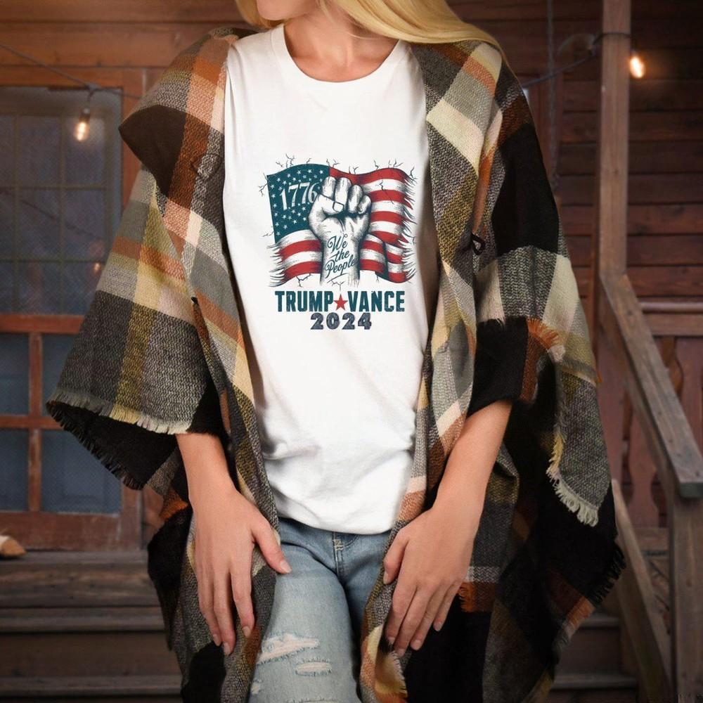 

26 Patrioti Trump Vance 2024 T Shirt, American Fist Flag Graphic Tee, Unisex T-Shirt XXXXL