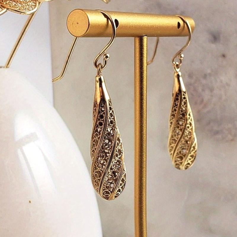 Exquisite Hand Carved Waterdrop Shaped Golden Plated Dangle Earrings for Women's Elegant Banquet Wedding Pendant Jewelry