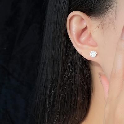 Daisy Earrings High-end Cute Sweet Design and Temperament Nourishing Ear Piercing Exquisite Ear Decorations